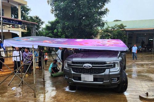 Tạm giữ tài xế lùi xe trong sân trường cán học sinh lớp 2 tử vong