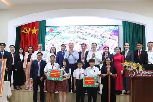 Phó Thủ tướng Thường trực Nguyễn Hòa Bình ấn tượng với trường học tại Tây Nguyên