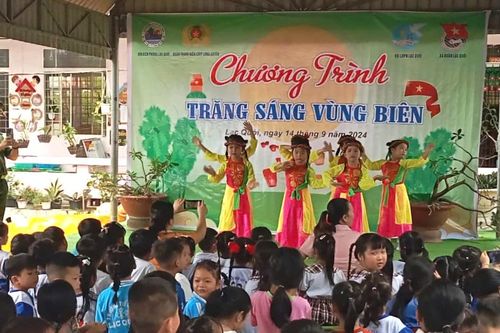 Trao 200 phần quà Trung thu cho thiếu nhi trong Chương trình 'Trăng sáng vùng biên'