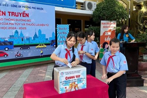 Học sinh 1 trường ở TP Huế quyên góp gần 240 triệu đồng ủng hộ đồng bào miền Bắc