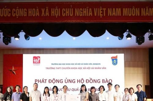 Học sinh Trường Chuyên KHXH&NV sẻ chia cùng anh chị sinh viên