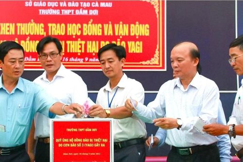 Cà Mau: Thầy trò Trường THPT Đầm Dơi chung tay hỗ trợ đồng bào vùng bão lũ