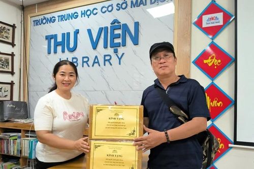 Tặng sách vở và hỗ trợ học sinh bị ảnh hưởng bão số 3