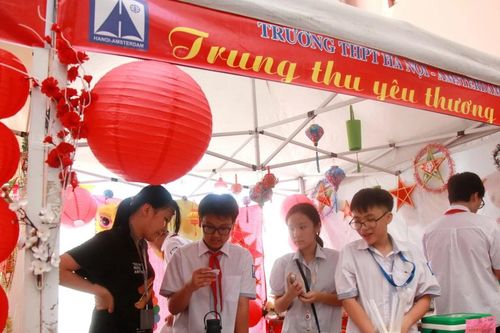 Tết trung thu đặc biệt của học sinh Trường THPT chuyên Hà Nội - Amsterdam