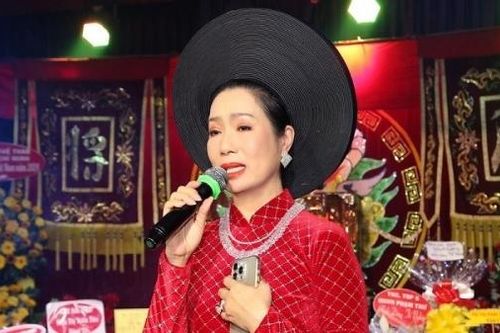 NSND Trịnh Kim Chi và nhiều nhà hảo tâm ủng hộ người dân vùng lũ