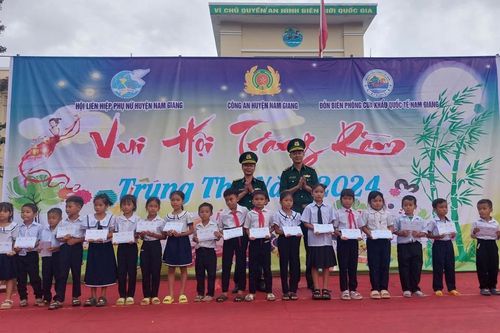Ấm áp Trung thu cho trẻ em vùng biên