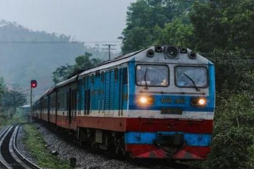 Đường sắt Việt Nam hủy hơn 40 chuyến tàu do mưa bão