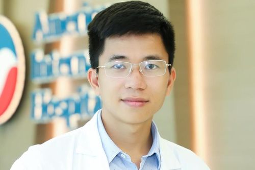 Bác sĩ trẻ bán siêu xe ủng hộ 3 tỷ đồng giúp đỡ đồng bào vùng lũ lụt