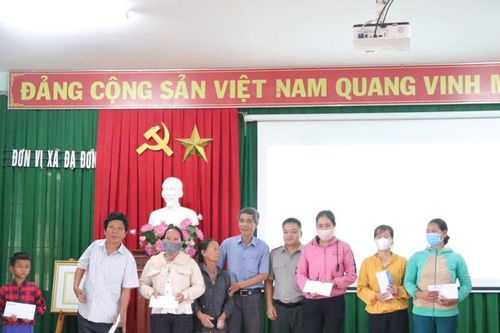 Cục THADS Lâm Đồng tặng quà gia đình chính sách, học sinh nghèo