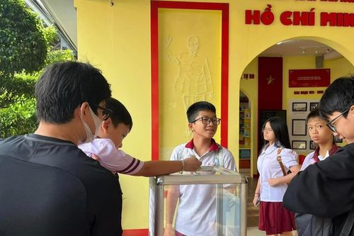 Nhiều trường học góp tiền tỷ ủng hộ người dân vùng lũ