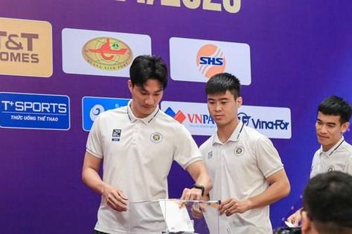 Cầu thủ CLB bóng đá Hà Nội lên khán đài kêu gọi ủng hộ bão lũ