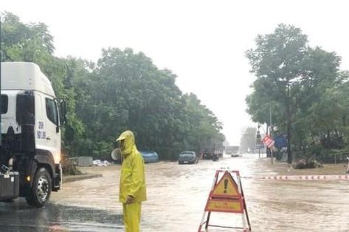 Mưa lớn, nhiều tuyến đường Hà Nội căng rào 'phong tỏa'