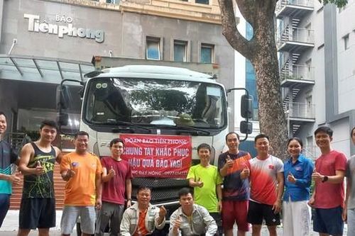 Câu lạc bộ chạy bộ tại Hà Nội và nhiều tình nguyện viên giúp Tiền Phong chuyển hàng cứu trợ