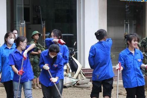 Tuổi trẻ Yên Bái lội bùn khắc phục hậu quả mưa lũ