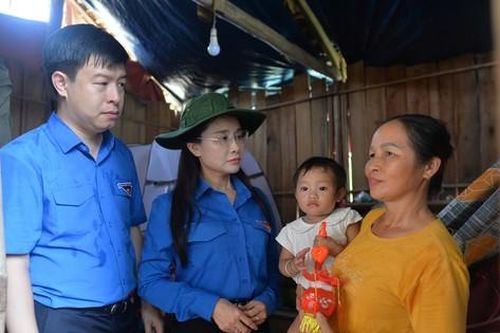 Bí thư Trung ương Đoàn thăm hỏi, trao hỗ trợ người dân vùng lũ ở Bắc Kạn