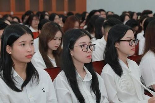 Hơn 300 suất học bổng cho sinh viên bị ảnh hưởng bởi bão lũ