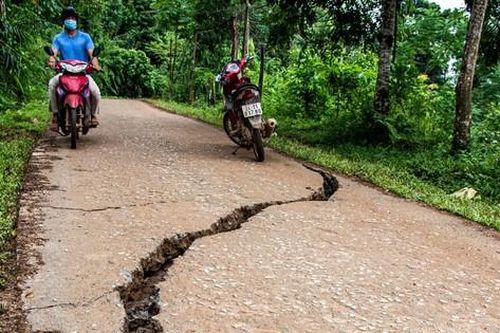 Lo mưa và nứt đường ở Làng Nủ