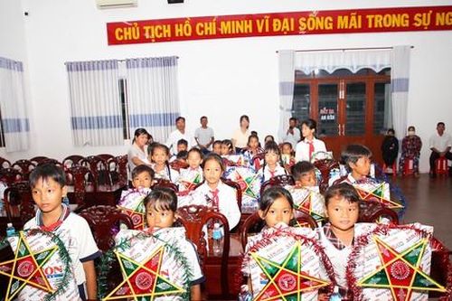 Tặng quà, học bổng cho thiếu nhi vùng sâu tỉnh Sóc Trăng
