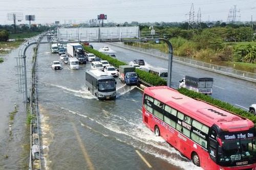 Dùng bao tải cát ngăn ngập trên cao tốc Pháp Vân - Cầu Giẽ