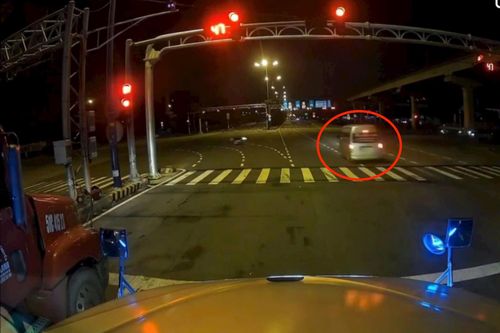Ô tô 16 chỗ vượt đèn đỏ rồi gây tai nạn