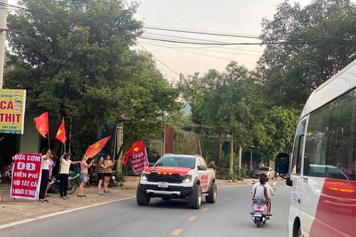 Những hành động nặng nghĩa tình trong mùa lũ