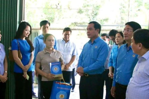 Tổng liên đoàn lao động Việt Nam hỗ trợ người lao động bị ảnh hưởng bởi bão lũ