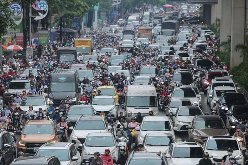 Nhiều phố Hà Nội lại ngập như 'sông' sáng đầu tuần, xe cộ ùn tắc nhiều giờ