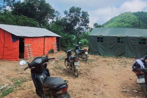 Lớp học bằng cọc tre, phủ bạt của 25 học sinh ở Sơn La