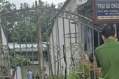 2 thanh niên nằm bất động cạnh vũng máu trong phòng trọ ở Bình Dương