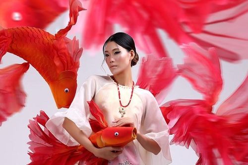 'Nàng thơ' Nguyễn Hợp 'độc, lạ' với thời trang Trung thu