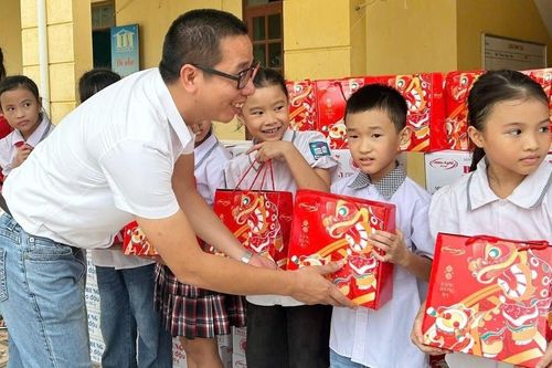 Hữu Nghị Food tặng 45.000 suất bánh Trung thu cho trẻ em vùng bão lũ
