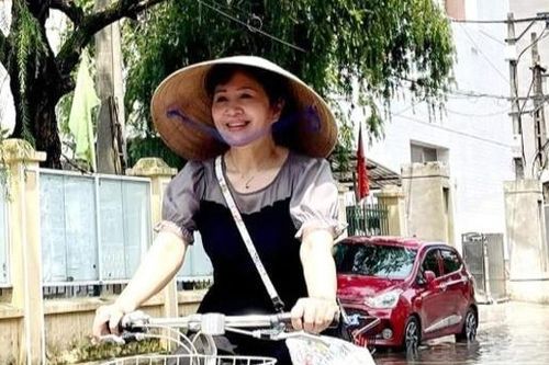 NSND Minh Hòa đạp xe đi dạy học, Quốc Trường đưa bố mẹ ngắm thành phố trên cao