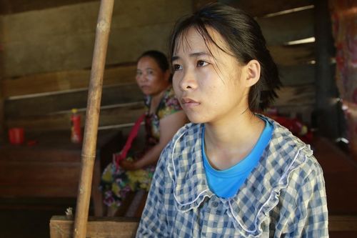 Nữ sinh nghèo vượt khó chia sẻ tấm lòng với đồng bào miền Bắc