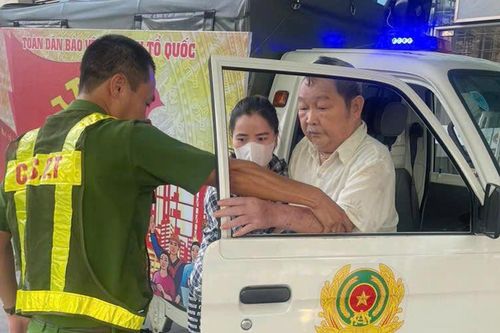 Công an dùng xe chuyên dụng vượt ngập đưa người đàn ông vào viện cấp cứu