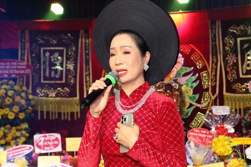NSND Trịnh Kim Chi khóc vì đồng bào, ca sĩ Hà Phương gửi tặng 1000 thùng quà