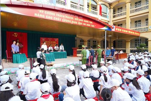 VKSND TP Phủ Lý tuyên truyền pháp luật qua phiên tòa giả định và tặng quà học sinh nghèo vượt khó