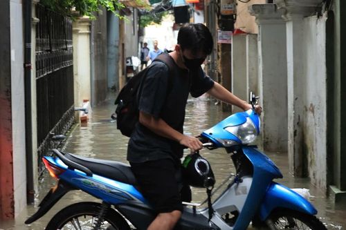 Nhiều tuyến phố Hà Nội ngập sâu sau cơn mưa lớn rạng sáng ngày 16/9