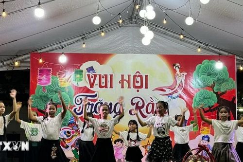 Tổ chức Tết Trung Thu ấm áp cho các em thiếu nhi Việt Nam tại Lào