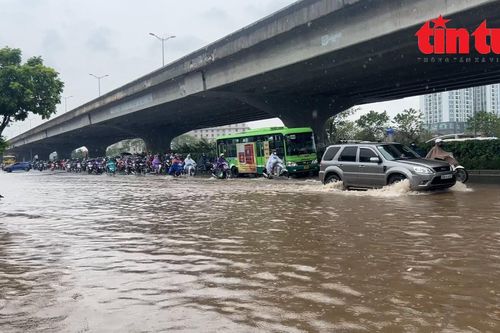 Trục đường Khuất Duy Tiến - Nguyễn Xiển (Hà Nội) nhiều đoạn ngập úng, ùn tắc 'không lối thoát'