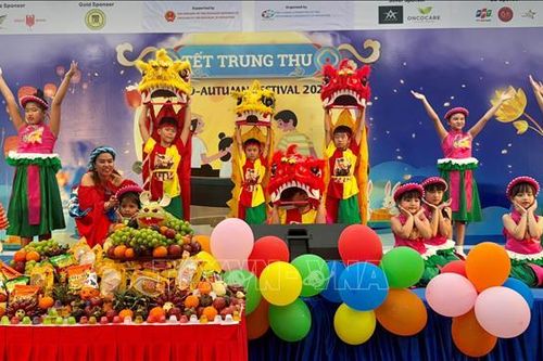 Đong đầy yêu thương Tết Trung thu của cộng đồng người Việt tại Singapore