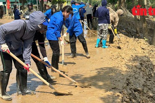Tình nguyện viên Thủ đô chung tay giúp người dân Yên Bái khắc phục hậu quả mưa lũ