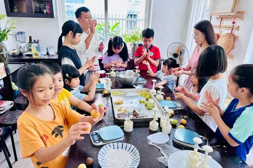 Vừa học làm bánh Trung thu, vừa hướng tới trẻ em vùng lũ