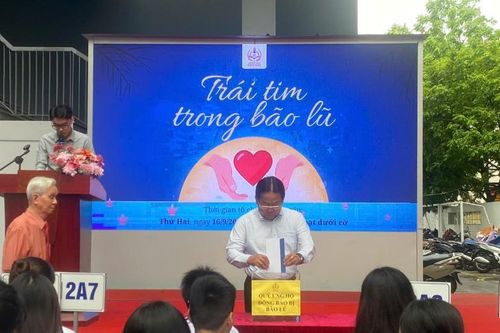 Trường THPT Đông Kinh ủng hộ đồng bào miền Bắc lũ lụt gần 100 triệu đồng