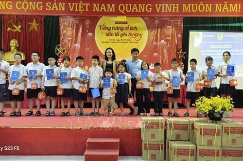Trao quà Trung thu cho 150 học sinh trường chuyên biệt của Hà Nội