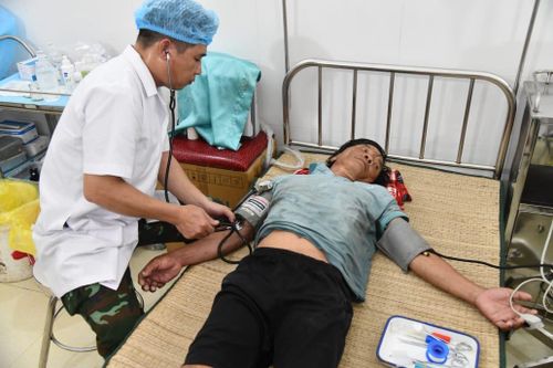 Bệnh xá đảo Sơn Ca cấp cứu ngư dân Quảng Ngãi gặp nạn trên biển