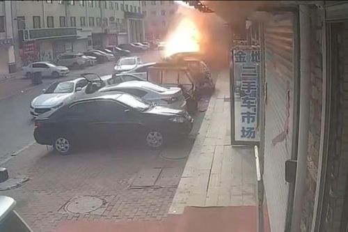 Clip: Khoảnh khắc nhà hàng bất ngờ nổ tung do rò rỉ khí gas
