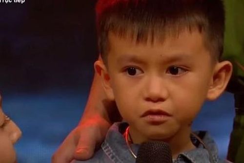 Cậu bé 8 tuổi mất cả bố và chị gái trong bão lũ khiến 'triệu trái tim rơi lệ'