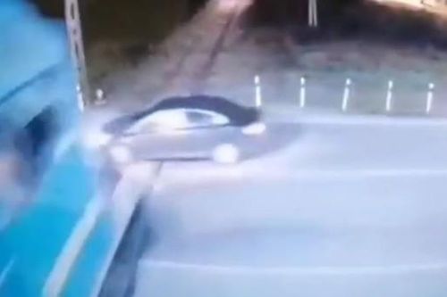 Clip: Ô tô bị tàu hỏa tông văng hàng chục mét, tài xế tử vong