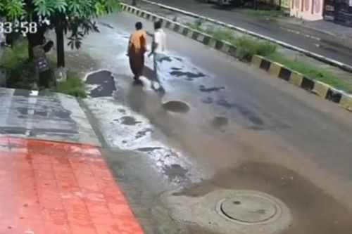 Clip: Đang đi bộ trên phố, người phụ nữ bị cướp giật dây chuyền