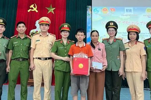 Quảng Nam: Công an trao học bổng, xe đạp cho trẻ em vượt khó